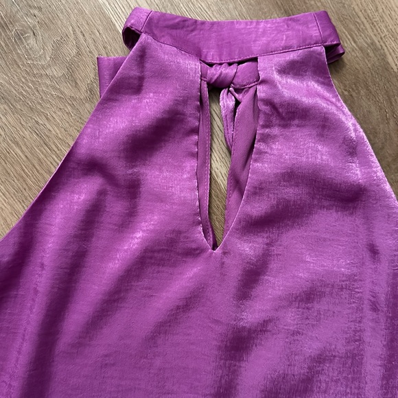 Purple halter top with bow at the neck. Flowy fit - Picture 3 of 3